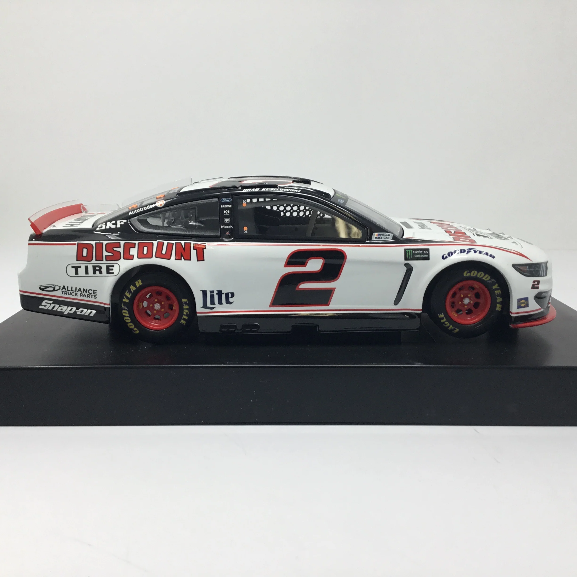 Brad Keselowski 2019 Discount Tire 1:24 Diecast - Image 4