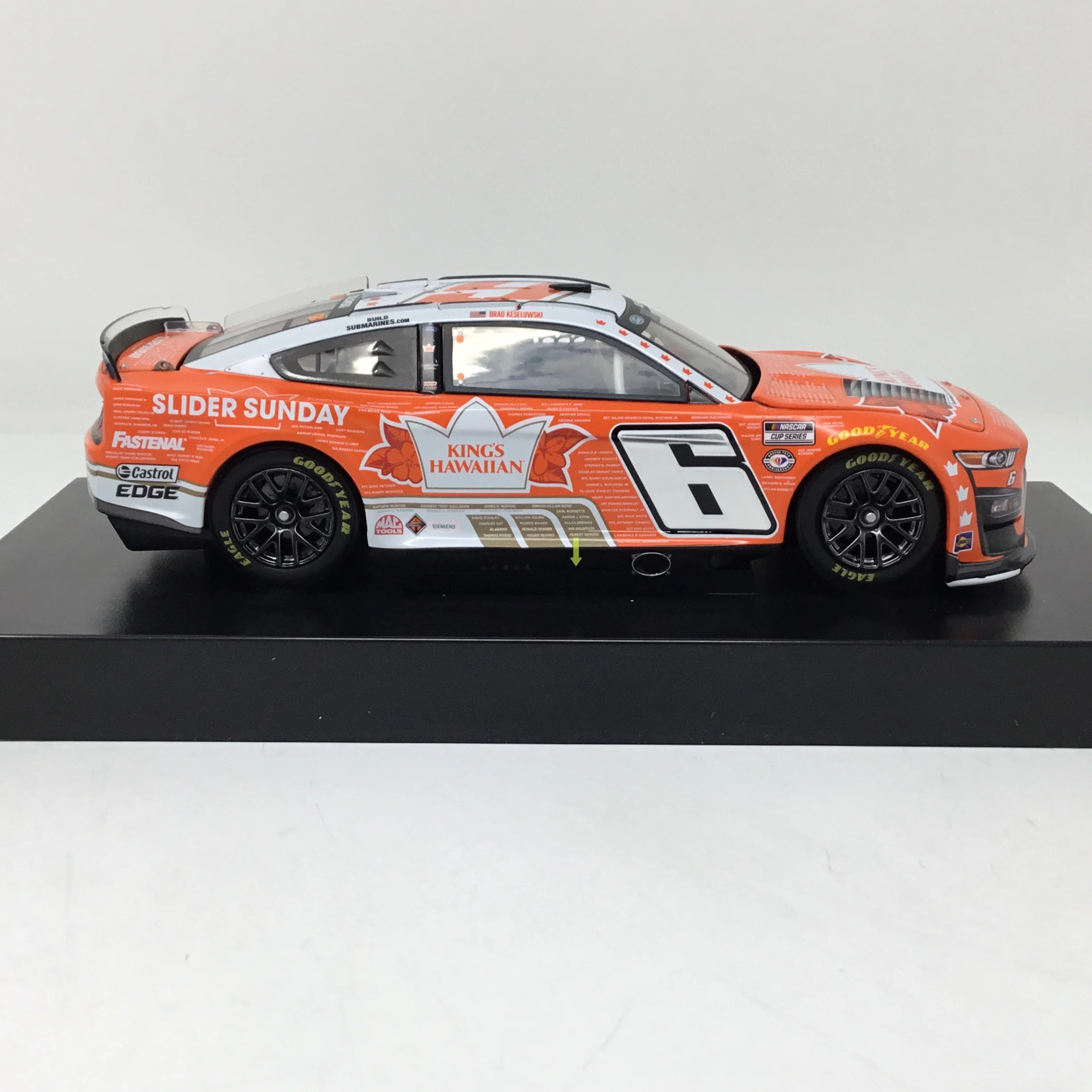 Brad Keselowski 2023 King's Hawaiian Tribute To Veterans Foil Number 1:24 Elite Diecast - Image 4