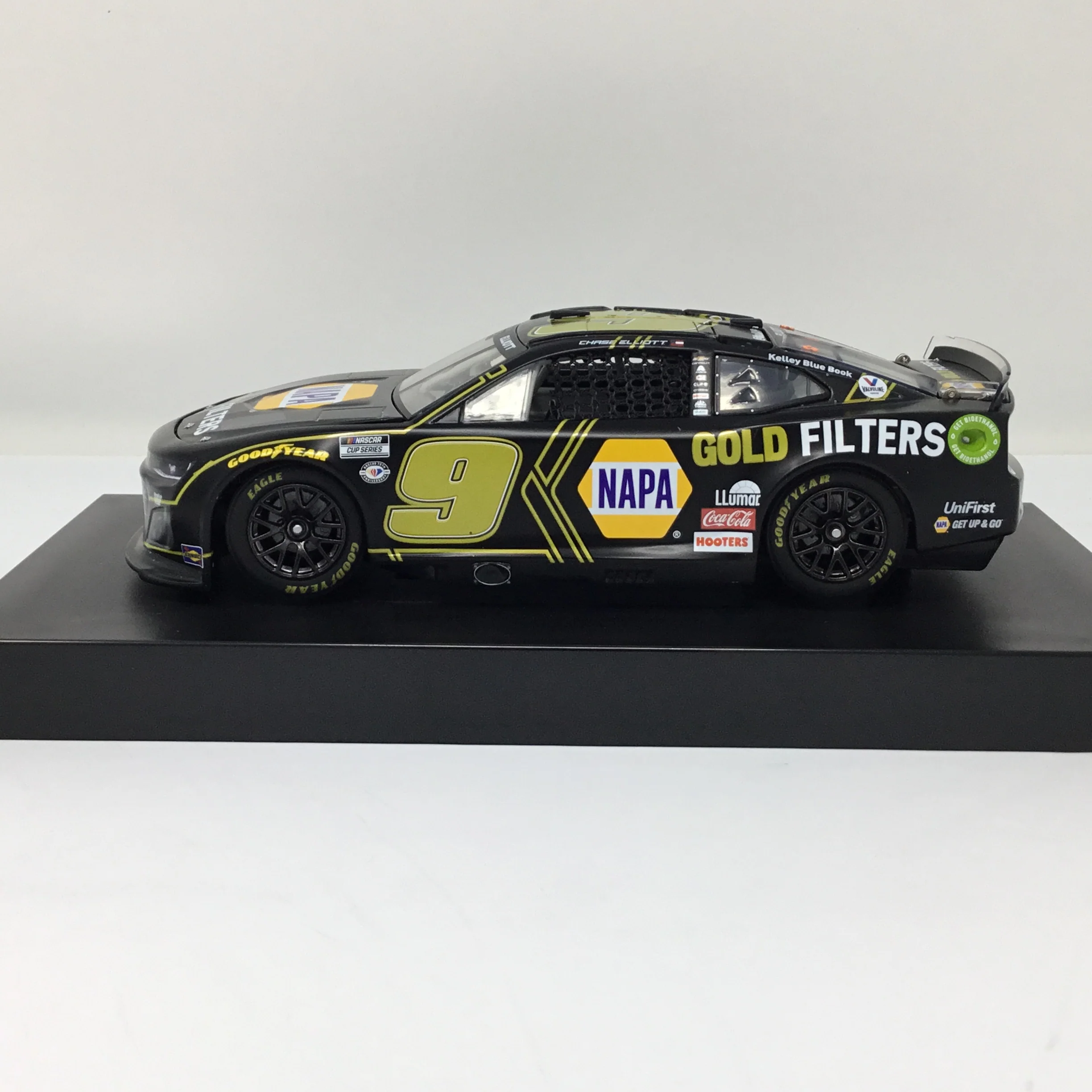 Chase Elliott 2023 NAPA Gold Filters 1:24 Elite Diecast - Image 2