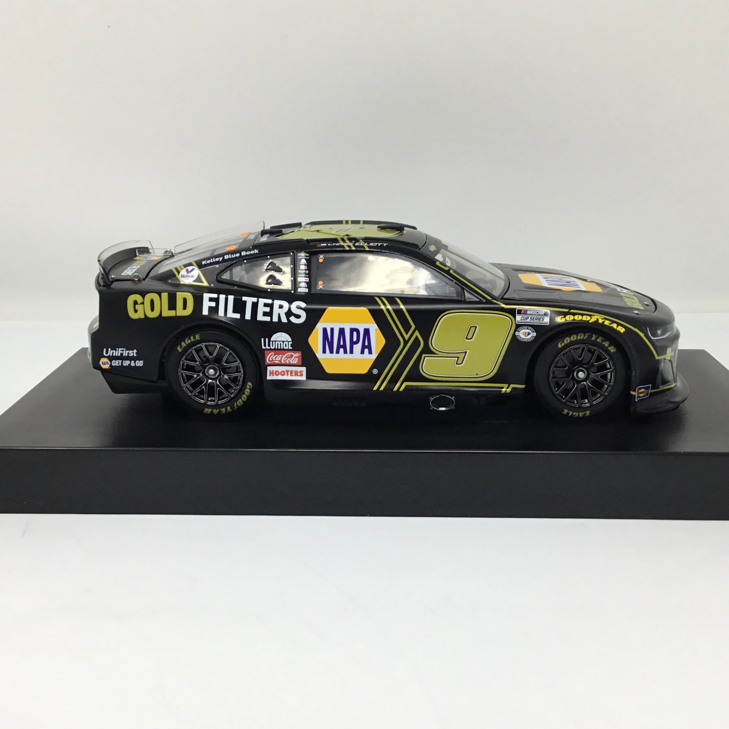 Chase Elliott 2023 NAPA Gold Filters 1:24 Elite Diecast - Image 4