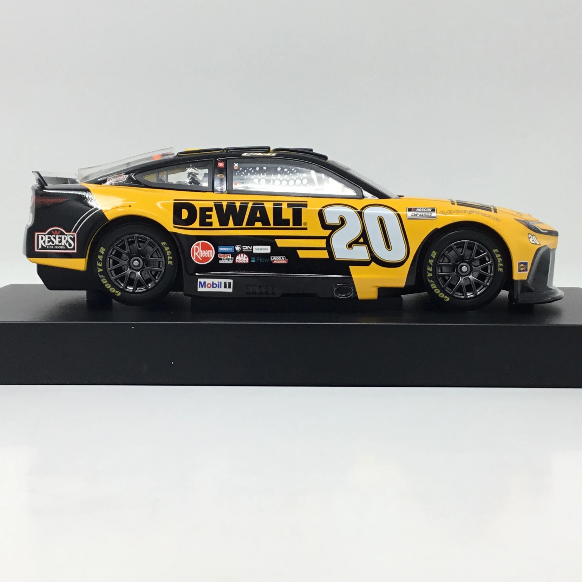 Christopher Bell 2026 Dewalt 1:24 Diecast - Image 4