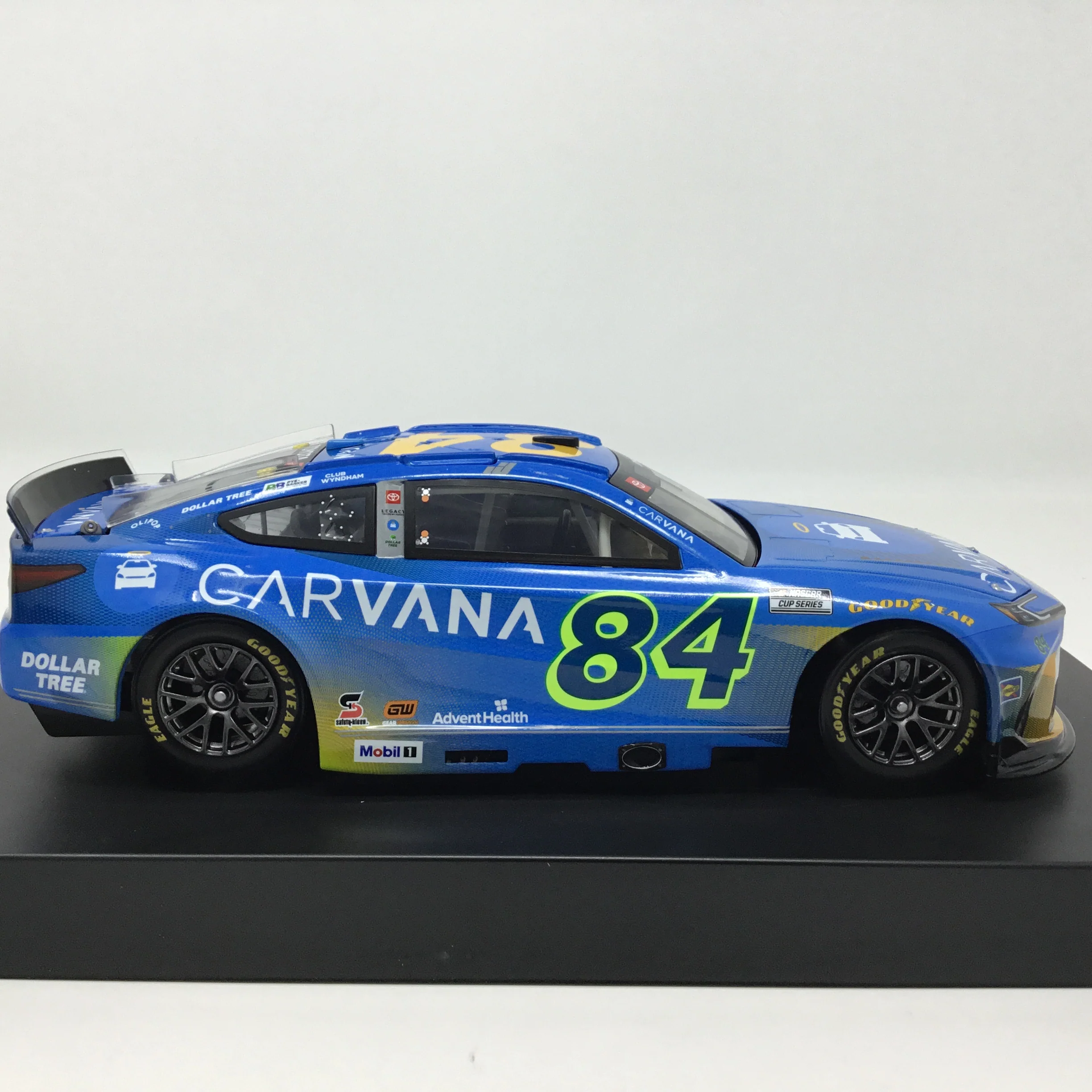Jimmie Johnson 2026 Carvana Elite 1:24 Diecast - Image 4