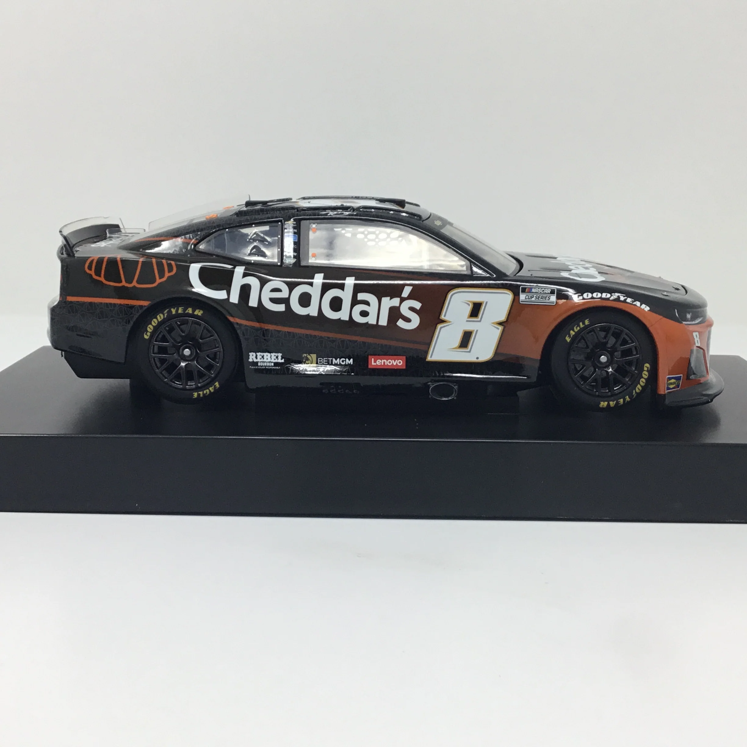 Kyle Busch 2024 Cheddar's 1:24 Diecast - Image 4