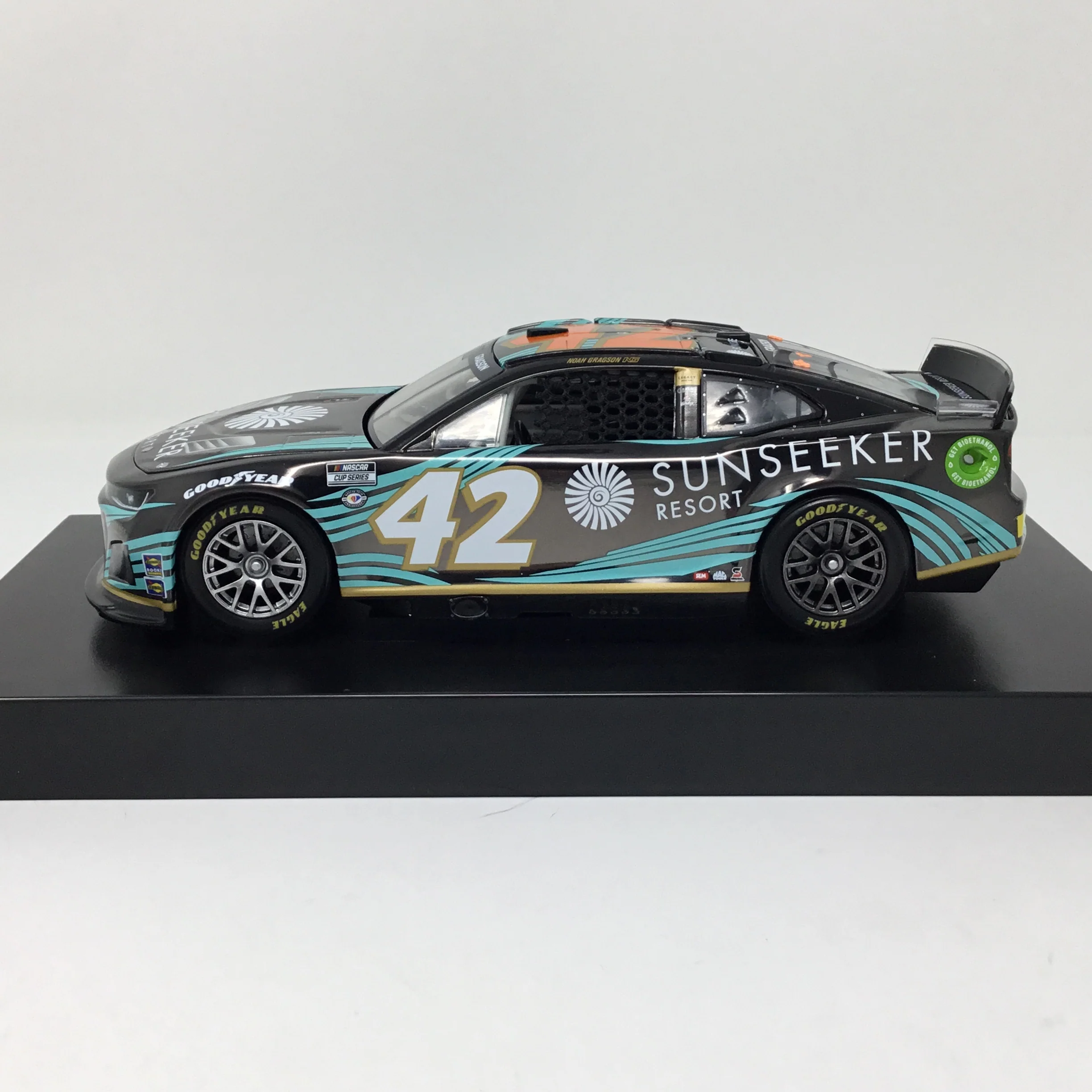 Noah Gragson 2023 Sunseeker Resort 1:24 Color Chrome Diecast - Image 2