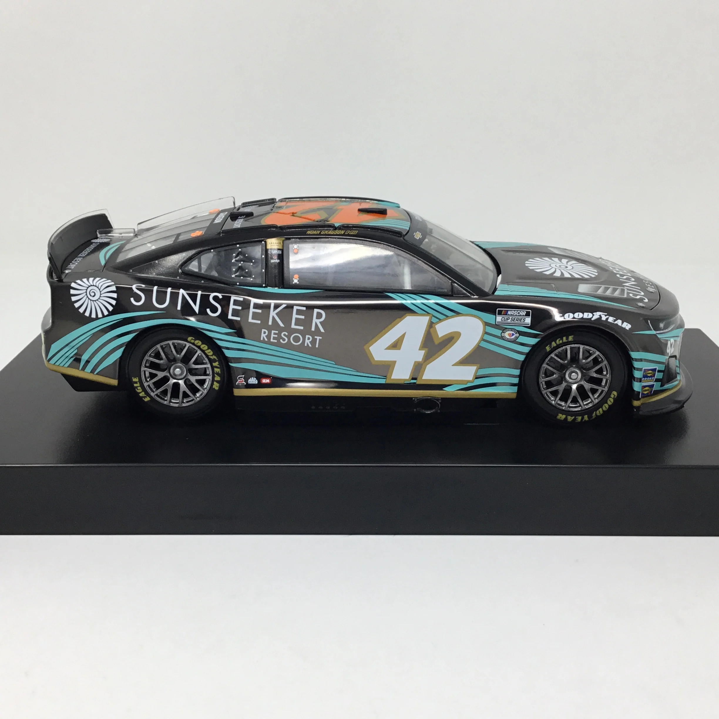 Noah Gragson 2023 Sunseeker Resort 1:24 Color Chrome Diecast - Image 4