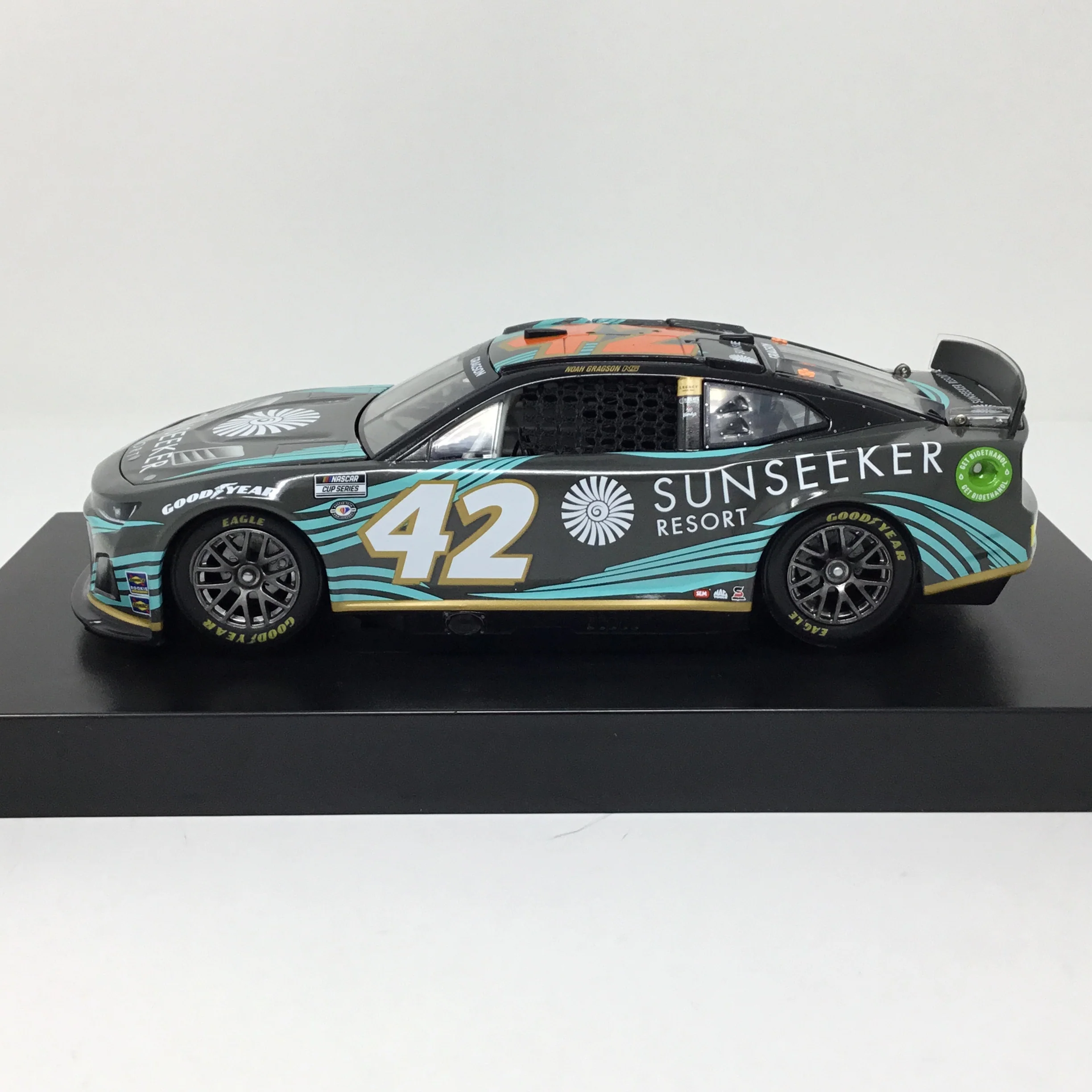 Noah Gragson 2023 Sunseeker Resort 1:24 Elite Diecast - Image 2