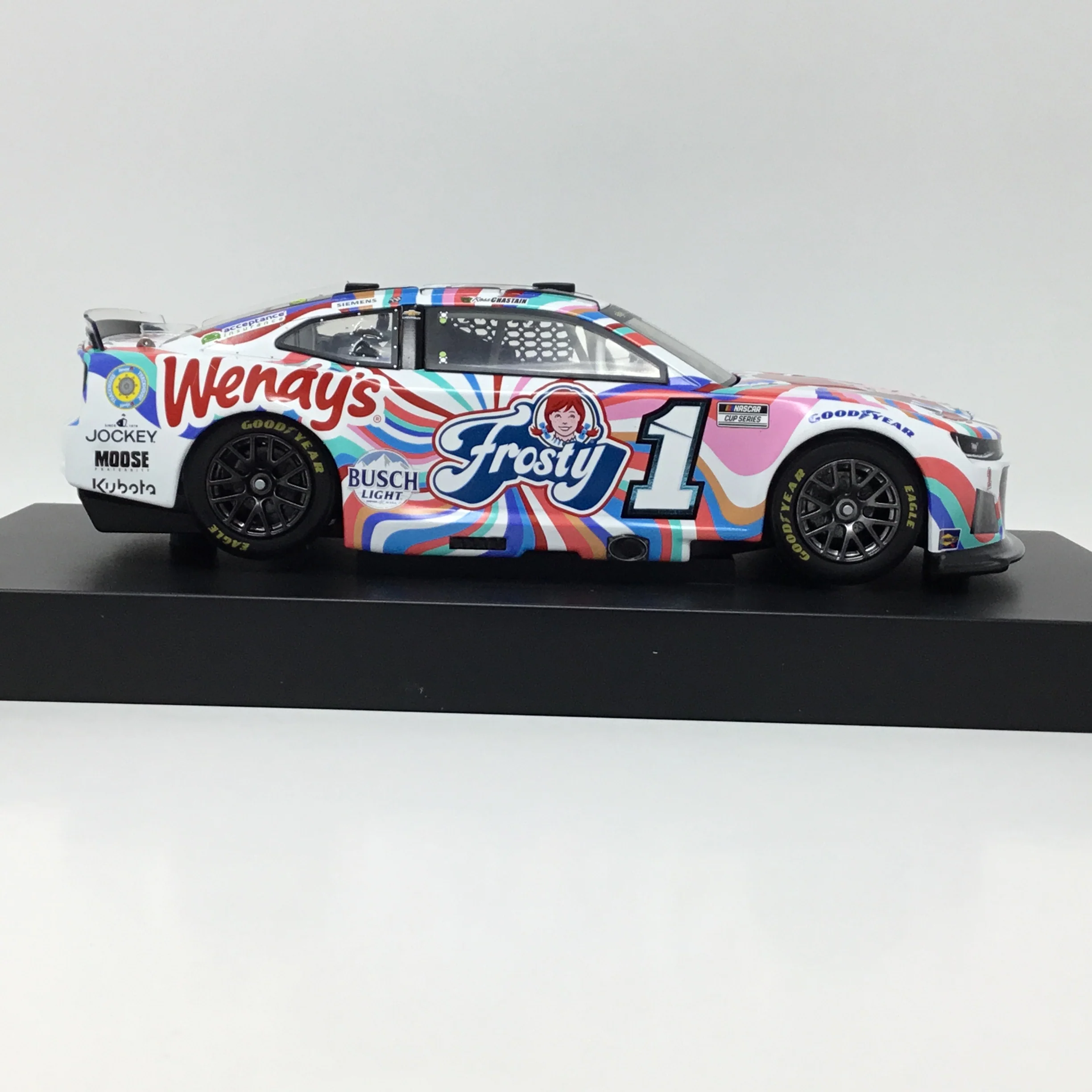 Ross Chastain 2025 Wendy's Frosty Elite 1:24 Diecast - Image 4