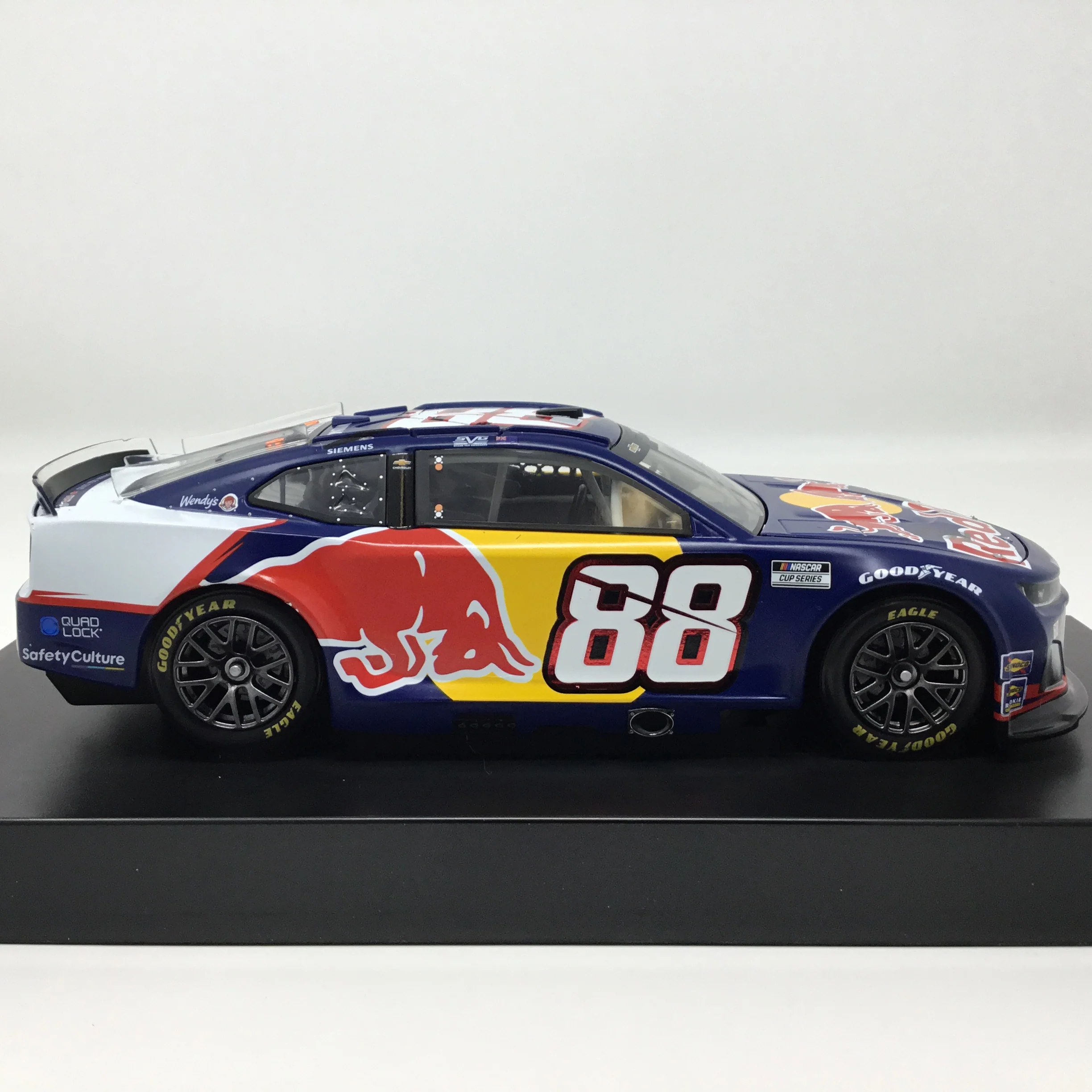 Shane Van Gisbergen 2025 Red Bull Autographed 1:24 Diecast - Image 4