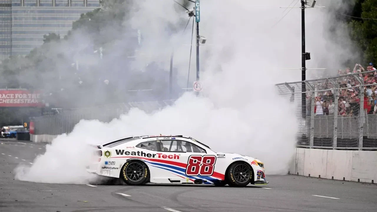 Shane Van Gisbergen 2025 Weathertech Chicago Race Win Foil Number 1:64 Diecast - Image 4