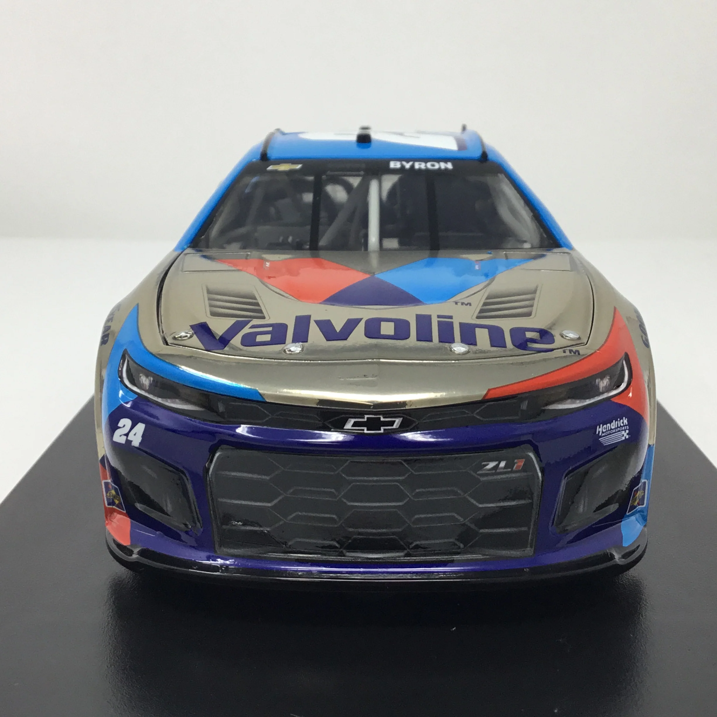 William Byron 2024 Valvoline 1:24 Color Chrome Diecast - Image 3