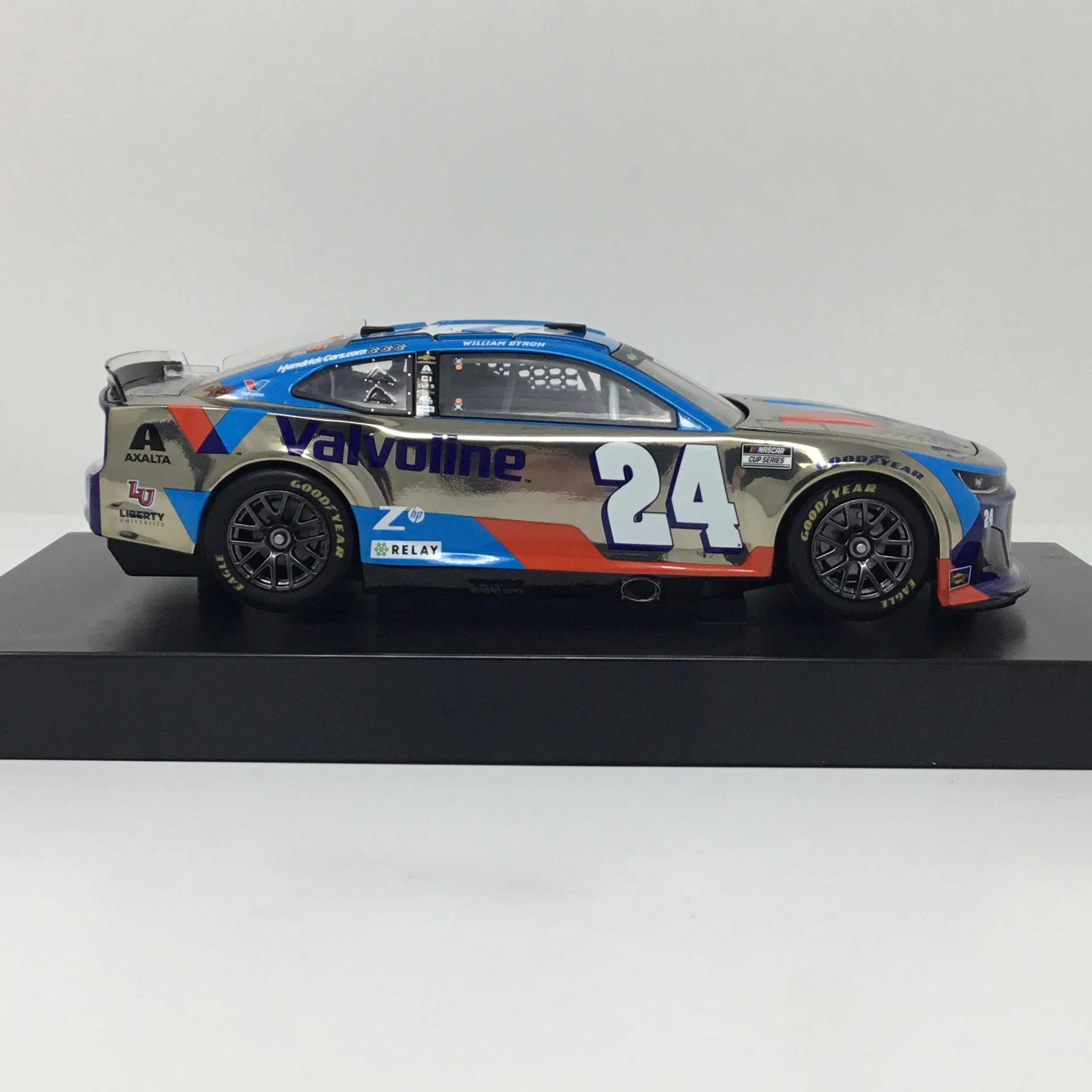William Byron 2024 Valvoline 1:24 Color Chrome Diecast - Image 4
