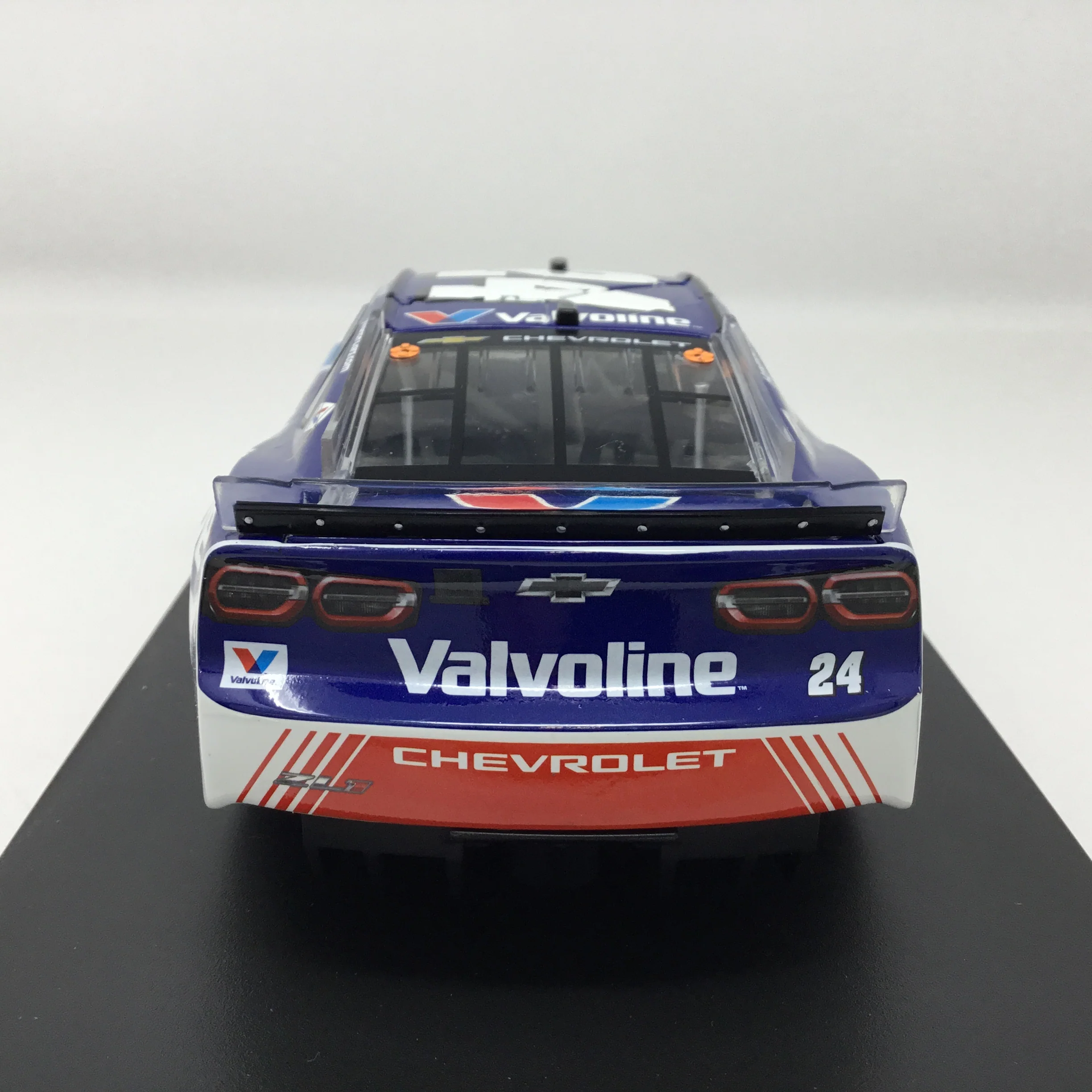 William Byron 2026 Valvoline 1:24 Diecast - Image 4